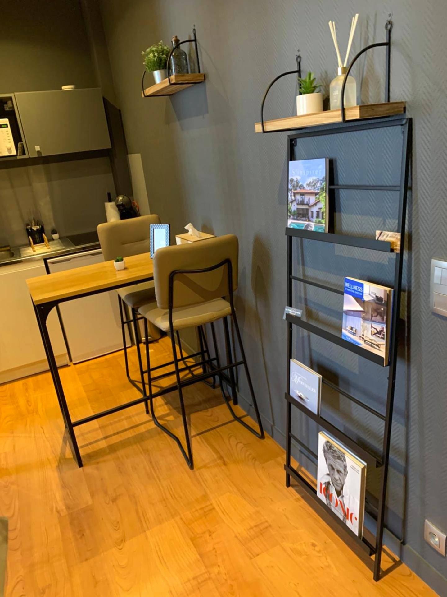 Espace repas avec table haute et tabourets - L'Appart d'Hugo