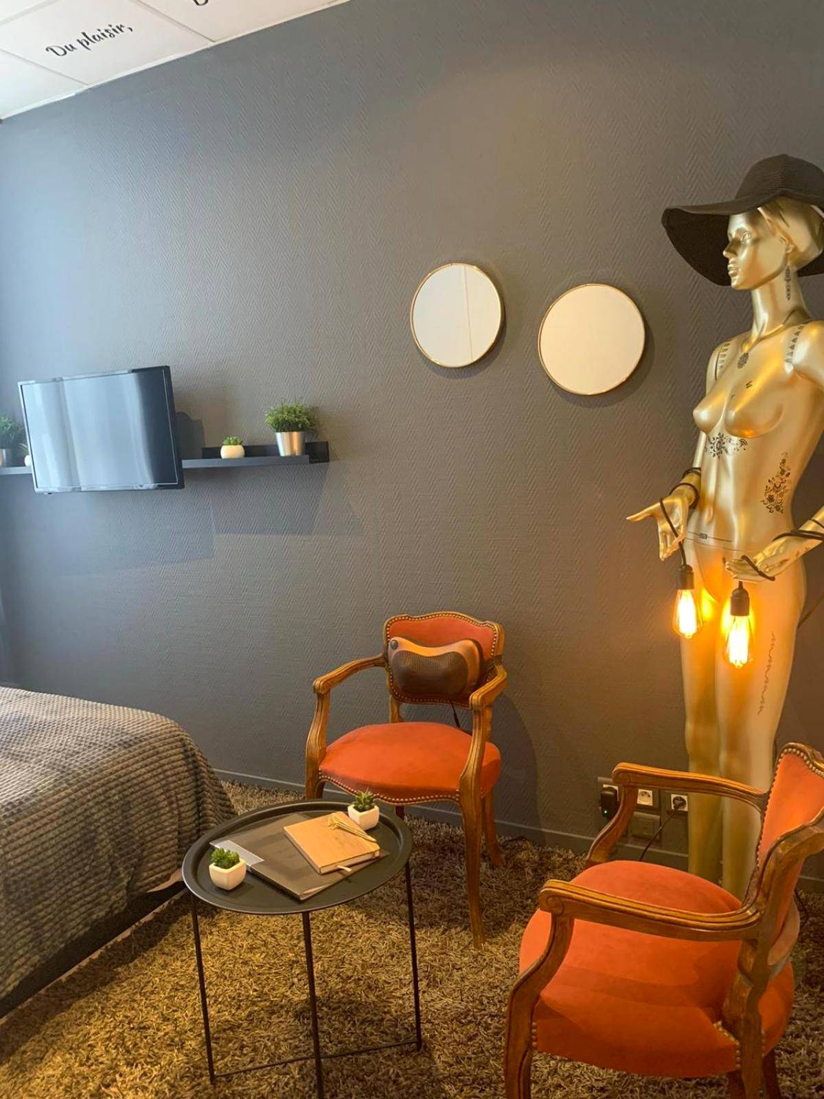 Décoration atypique avec mannequin doré - L'Appart d'Hugo