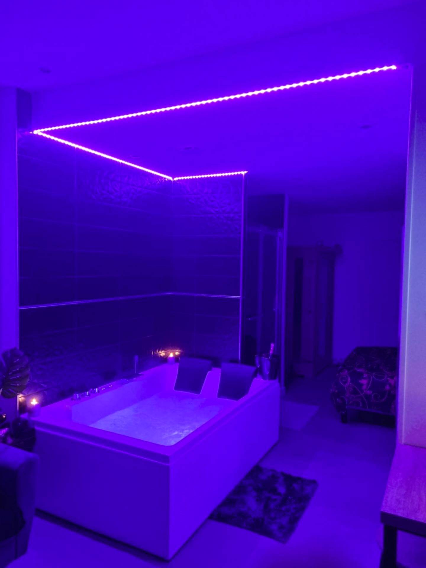 Baignoire balnéo sous éclairage LED violet - Love Room Sens - appart spa 89