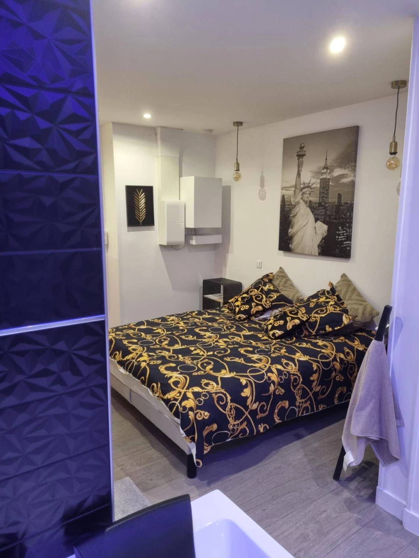 Lit double avec parure de lit baroque - appart spa 89