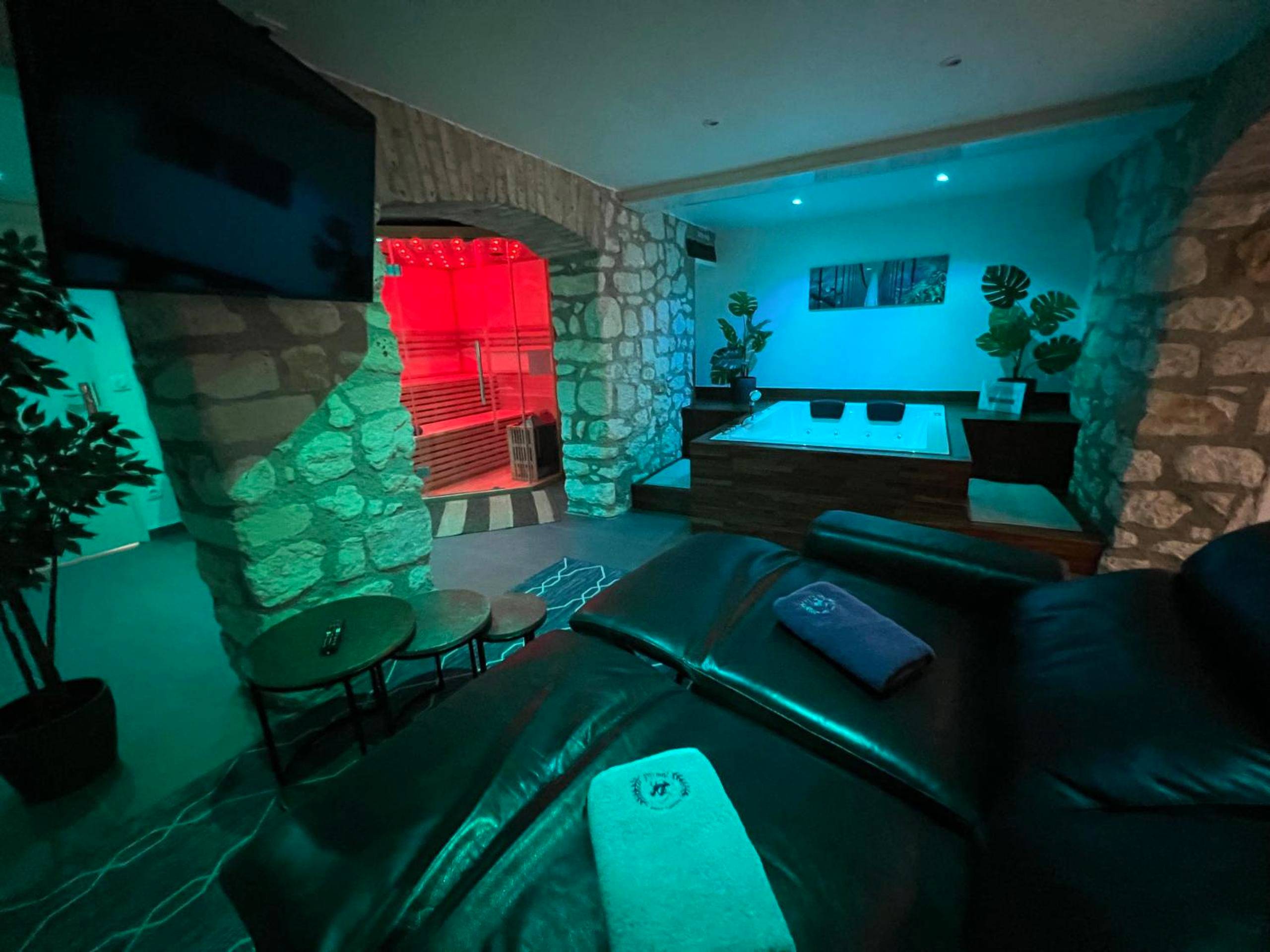 Espace bien - être avec sauna et jacuzzi éclairés - Love Room Reims - Appart Spa Privatif