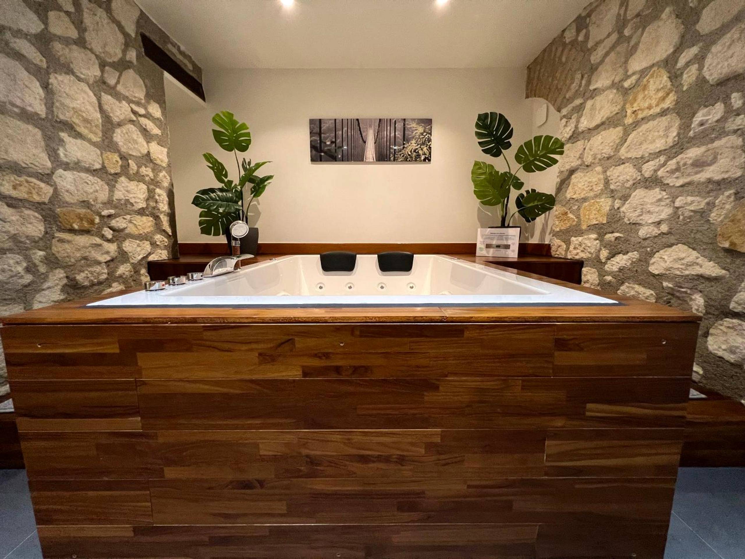 Jacuzzi privatif avec habillage en bois - Appart Spa Privatif