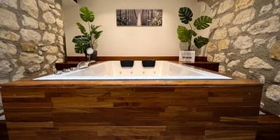 Jacuzzi privatif avec habillage en bois - Appart Spa Privatif