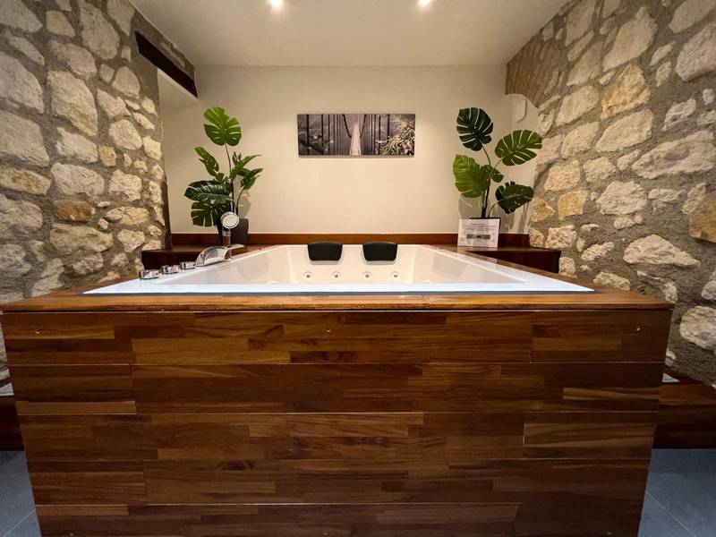 Jacuzzi privatif avec habillage en bois - Appart Spa Privatif