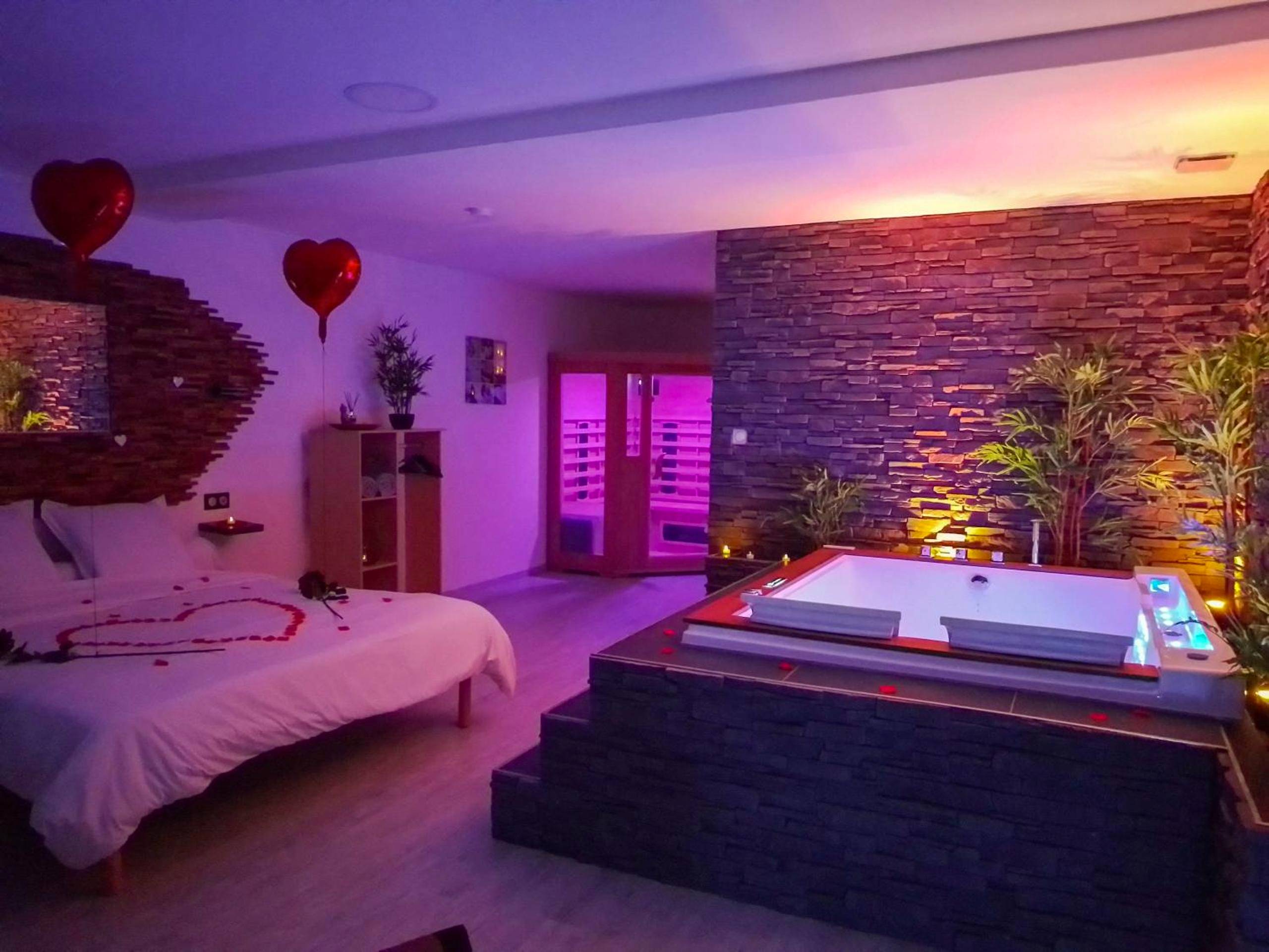 Suite avec lit romantique, jacuzzi et sauna - Appart' spa privatif Gray