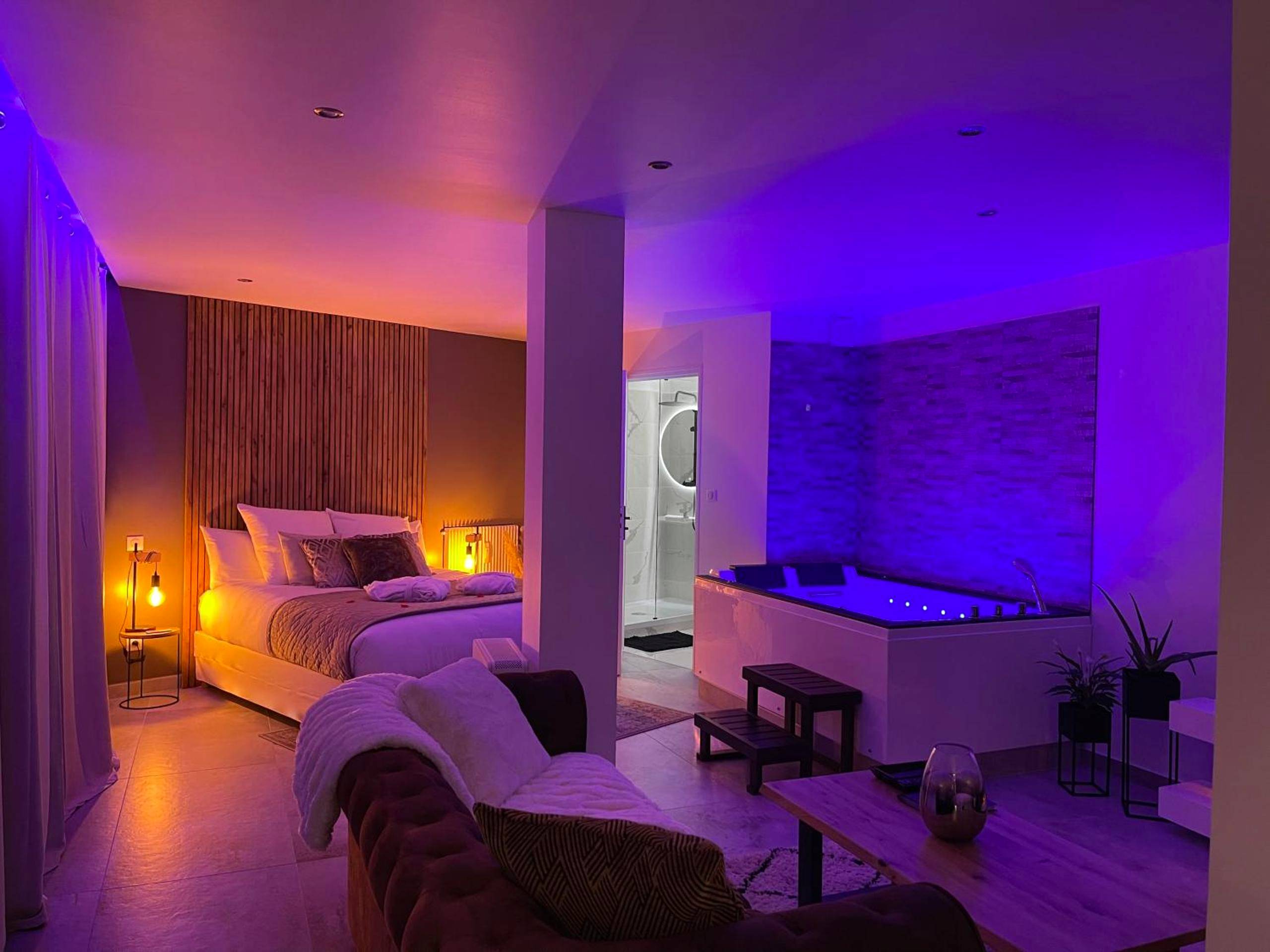 Suite avec lit king size et jacuzzi privatif - Love Room Dijon - Appart&Spa Devosge