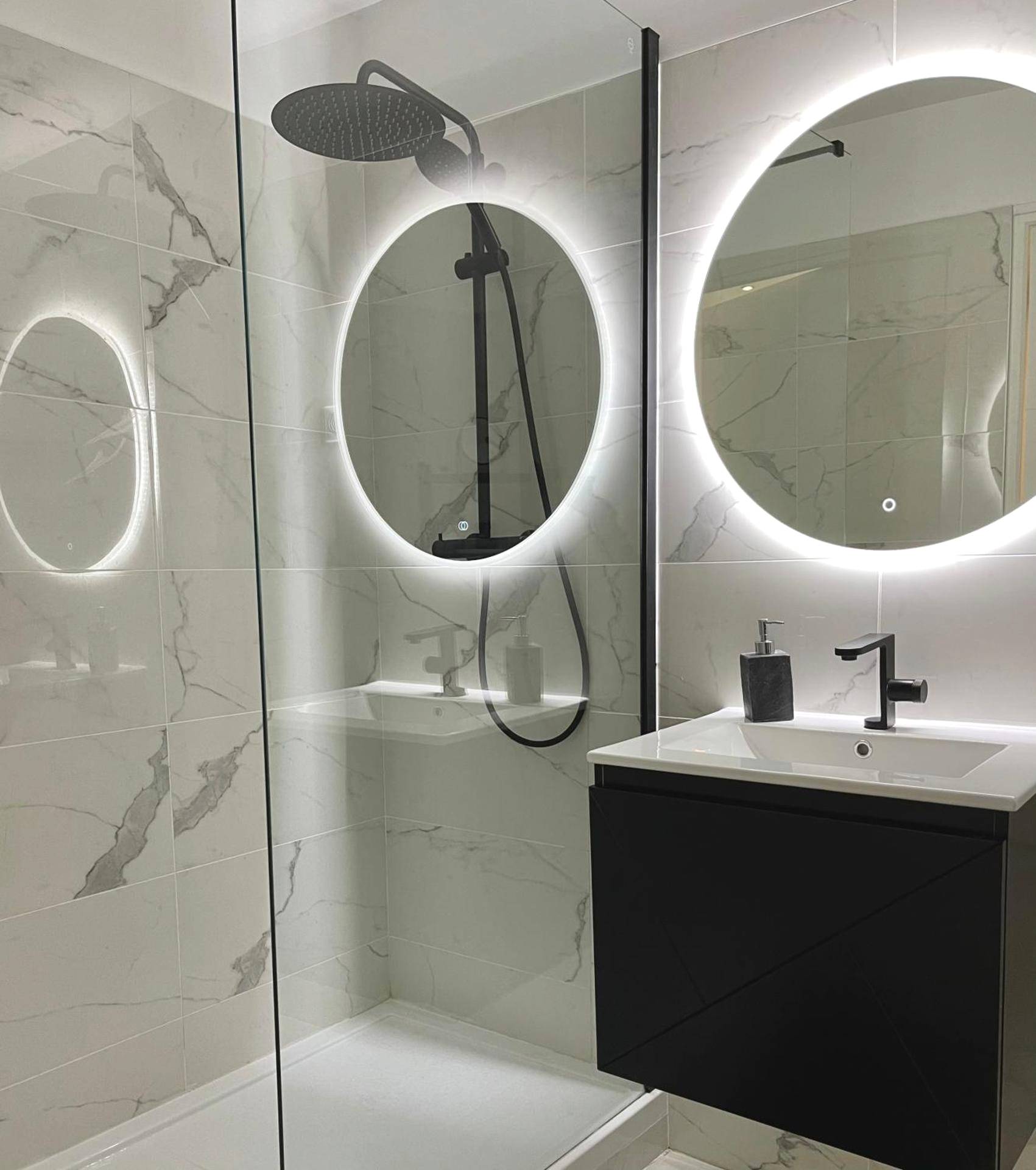Salle de bain moderne avec miroirs LED ronds - Appart&Spa Devosge
