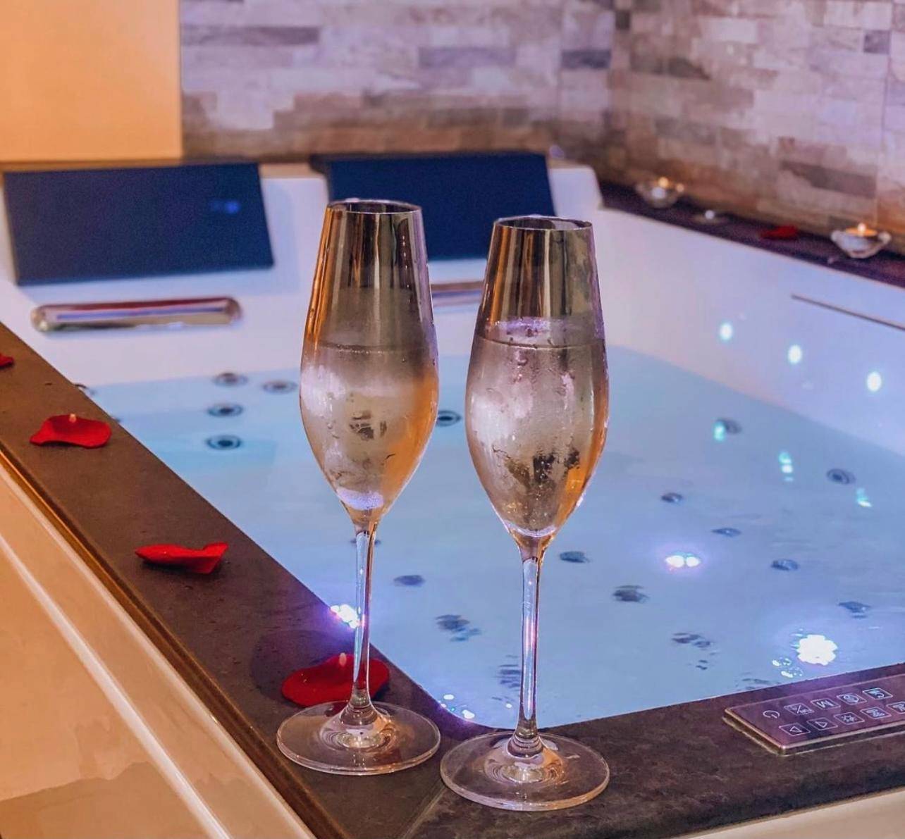 Coupes de champagne au bord du jacuzzi - Appart&Spa Devosge