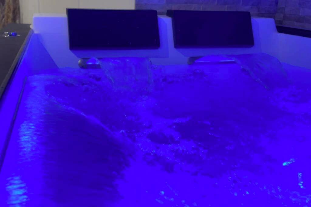 Jacuzzi bouillonnant avec éclairage bleu - Appart&Spa Devosge