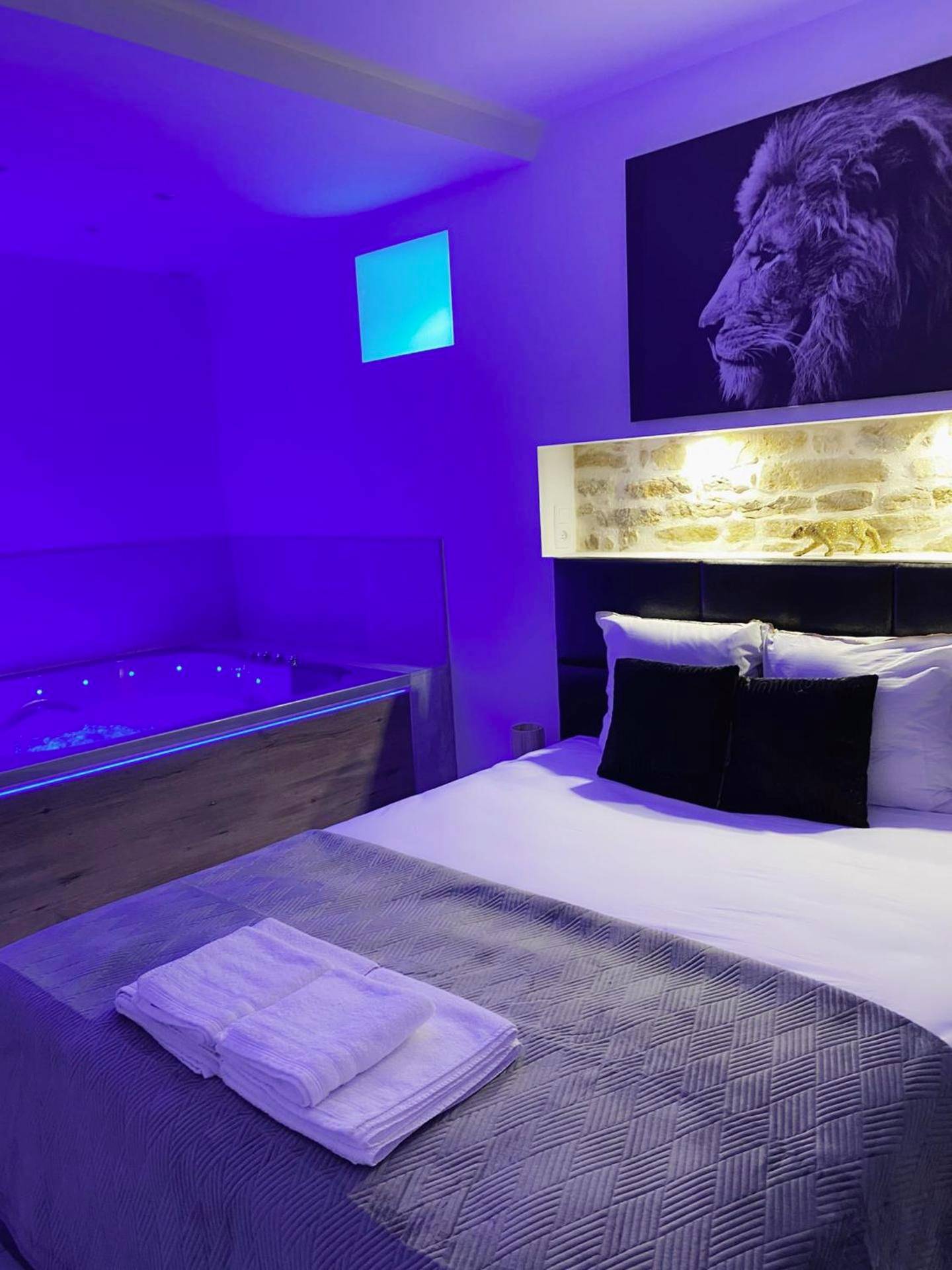 Chambre avec jacuzzi et éclairage bleu - Love Room Beure - L’appart [é] spa