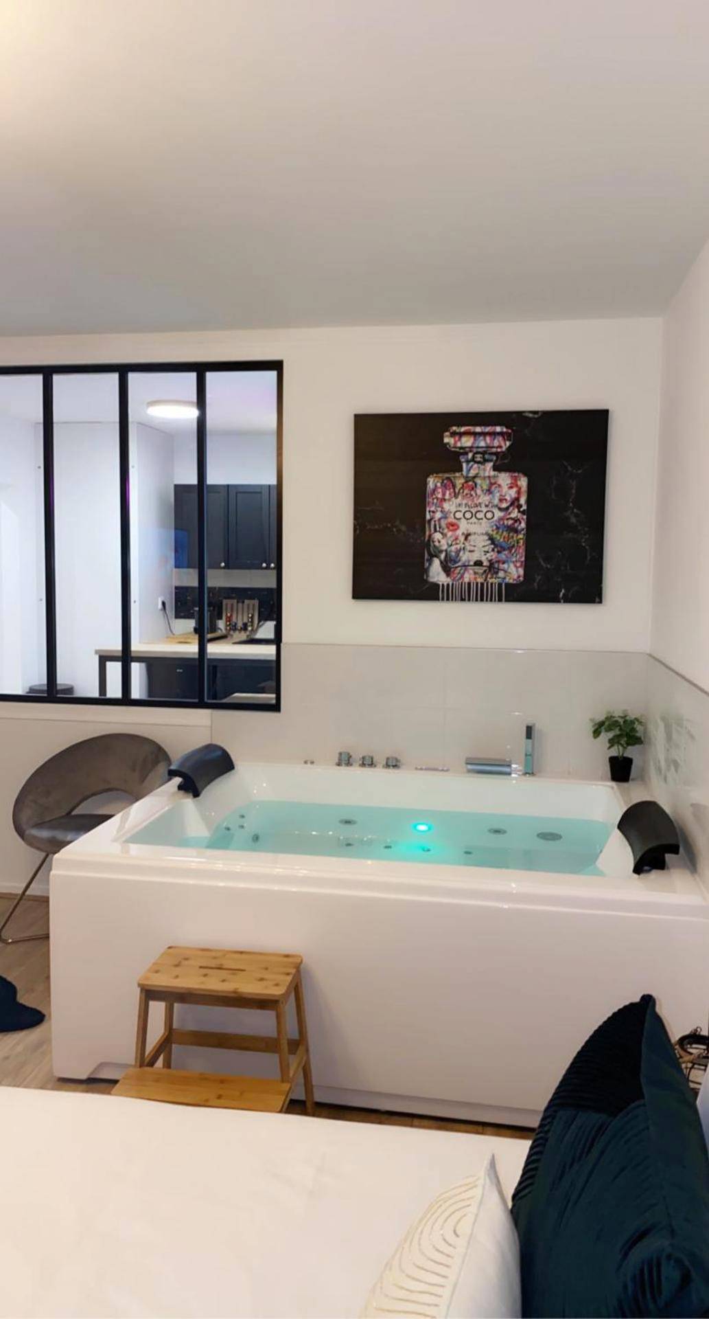 Jacuzzi privatif avec éclairage LED intégré - Love Room Besançon - L’appart[é] BLACK superbe appartement pop !