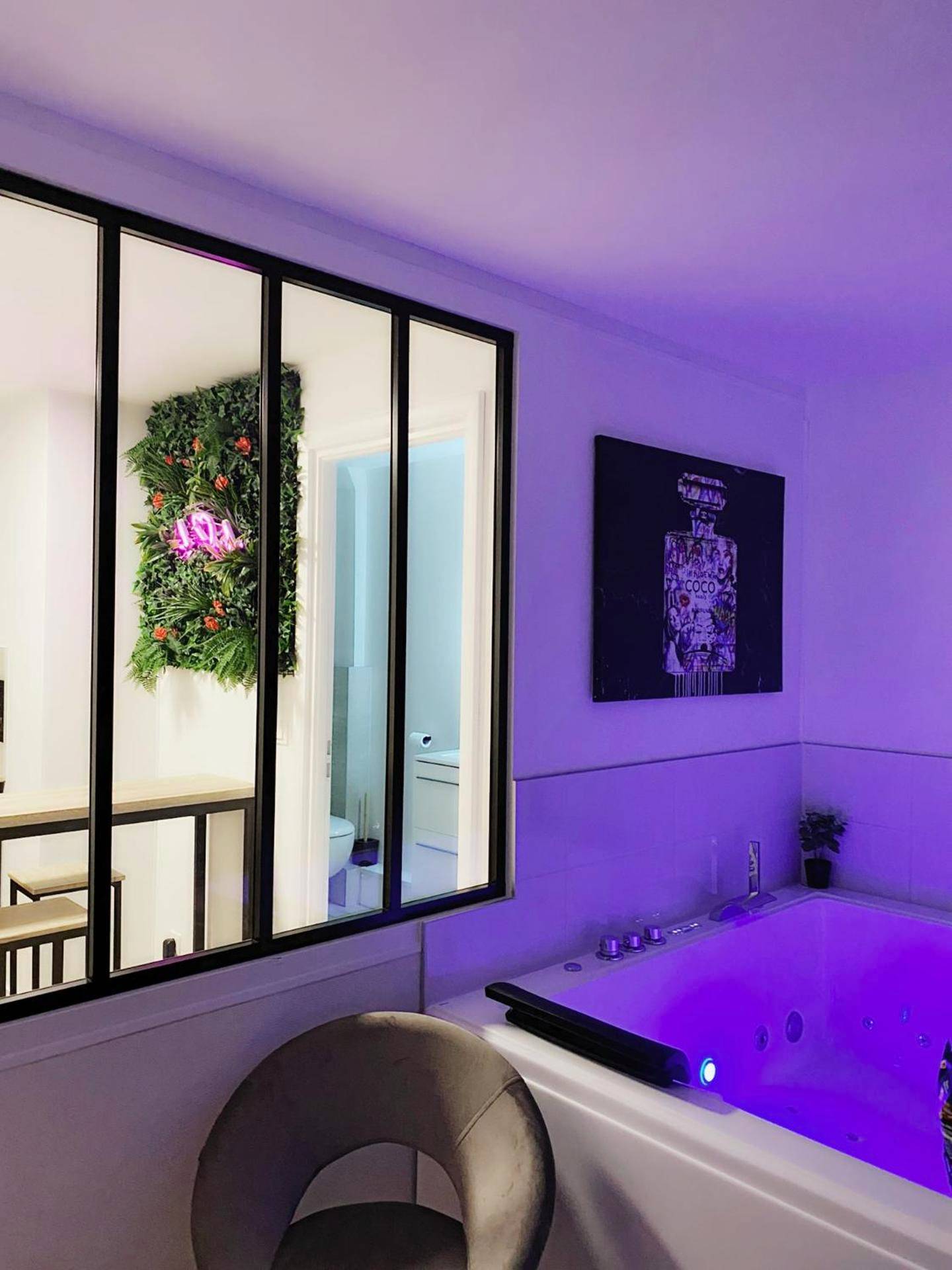 Baignoire balnéo sous lumière tamisée violette - L’appart[é] BLACK superbe appartement pop !