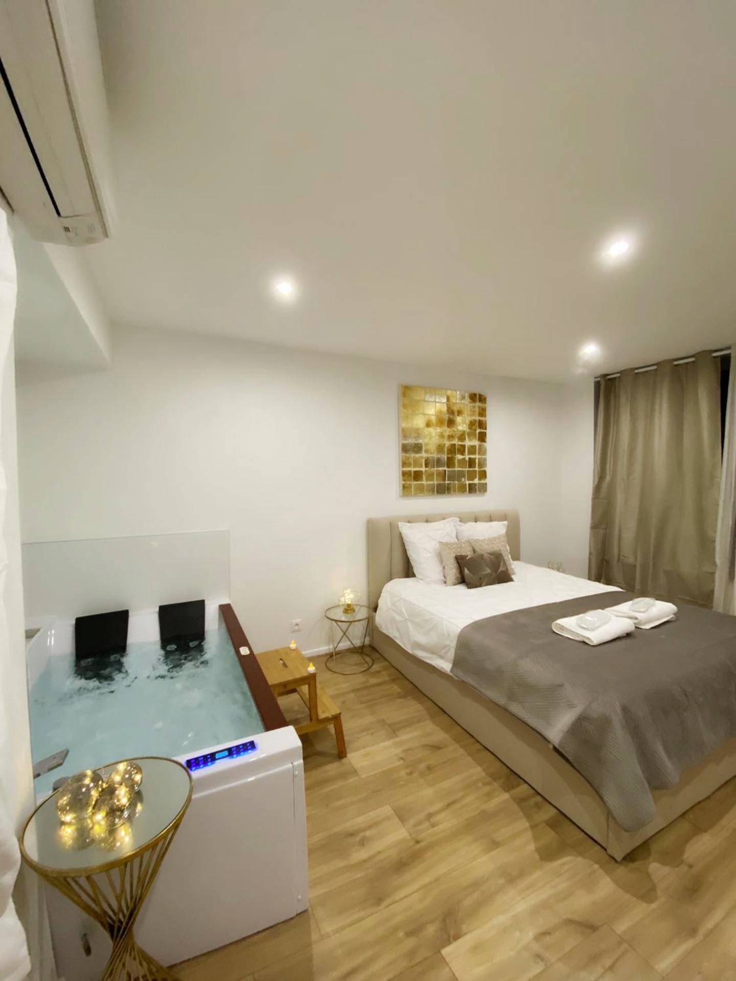 Chambre avec lit double et jacuzzi privatif - Love Room Besançon - Cocon Saint - L’appart[é] Gold