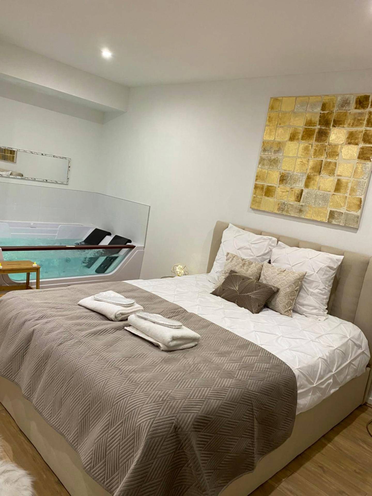 Lit double avec linge blanc et jeté de lit gris - Cocon Saint - L’appart[é] Gold