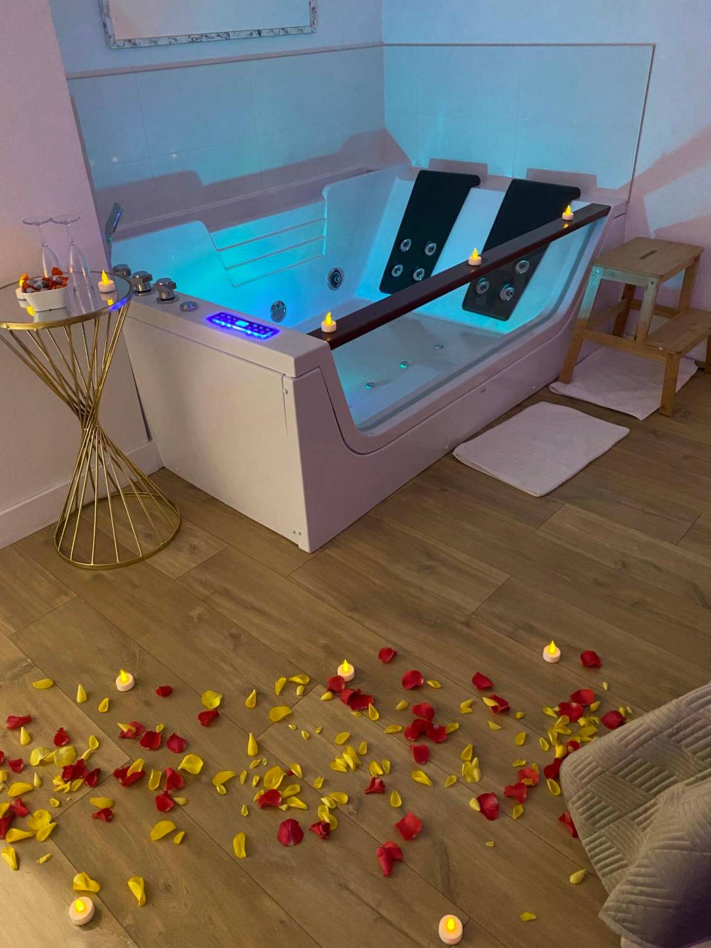 Jacuzzi avec pétales de fleurs et bougies - Cocon Saint - L’appart[é] Gold