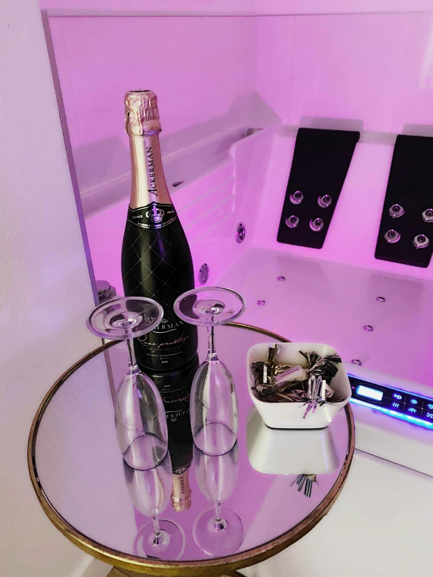 Bouteille de champagne et coupes sur guéridon - Cocon Saint - L’appart[é] Gold