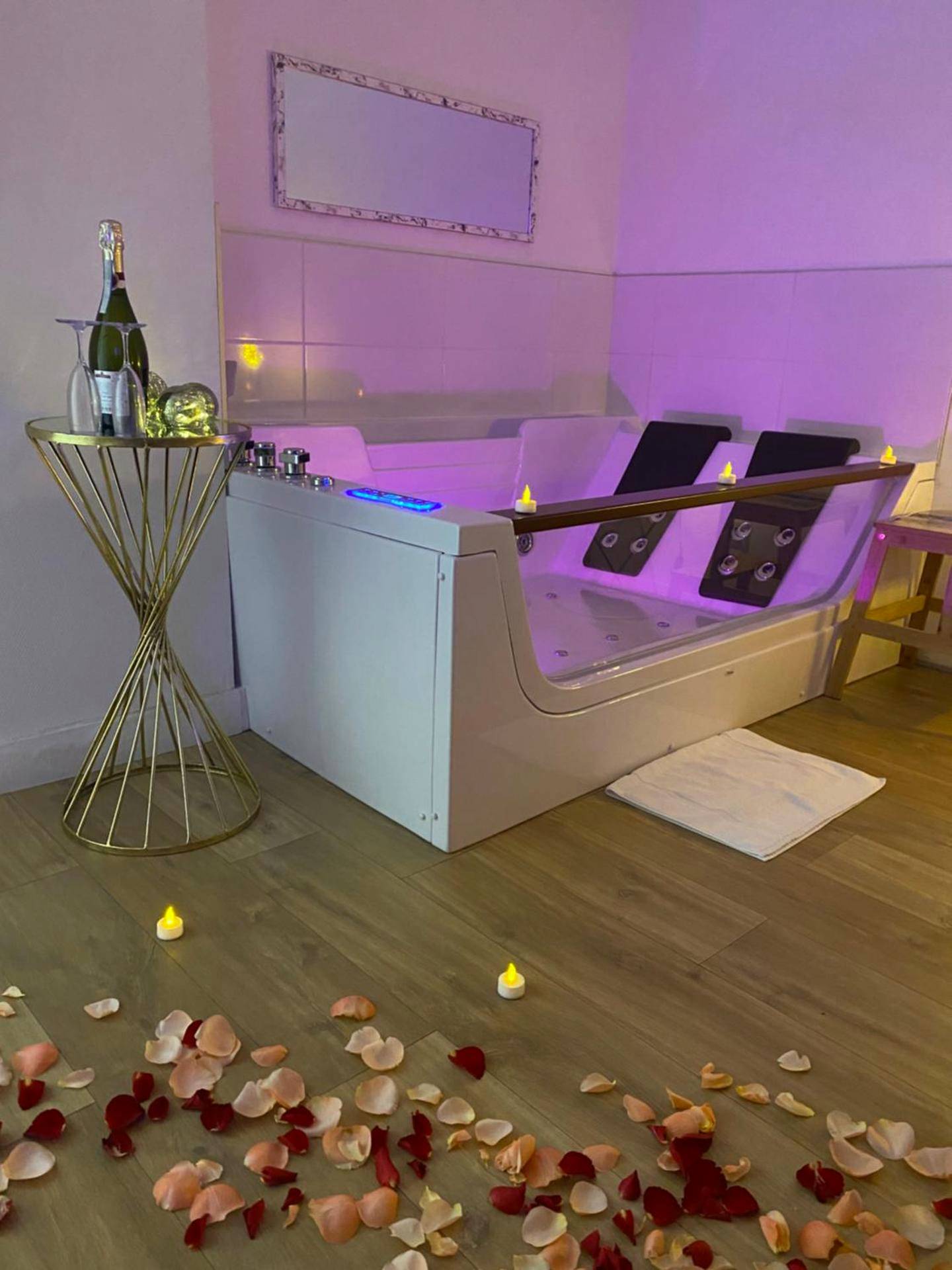 Baignoire balnéo éclairée et ambiance romantique - Cocon Saint - L’appart[é] Gold