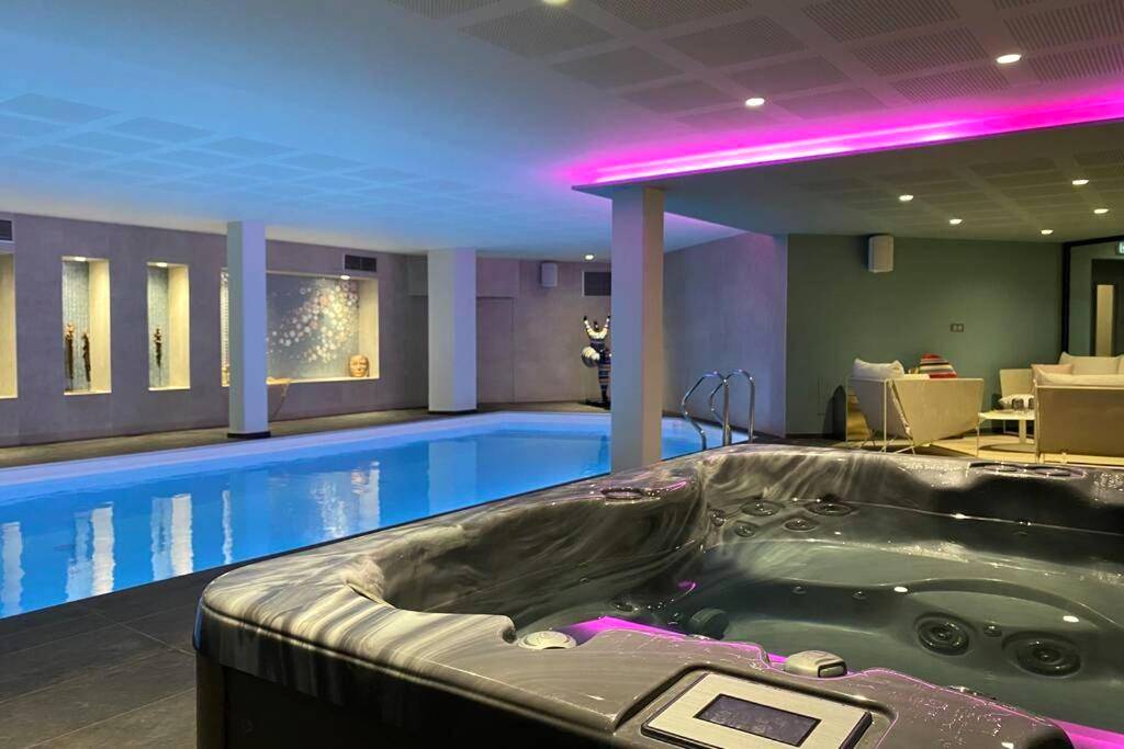 Jacuzzi privatif et piscine intérieure éclairée - Love Room Binic - Appartement d'exception avec vue mer