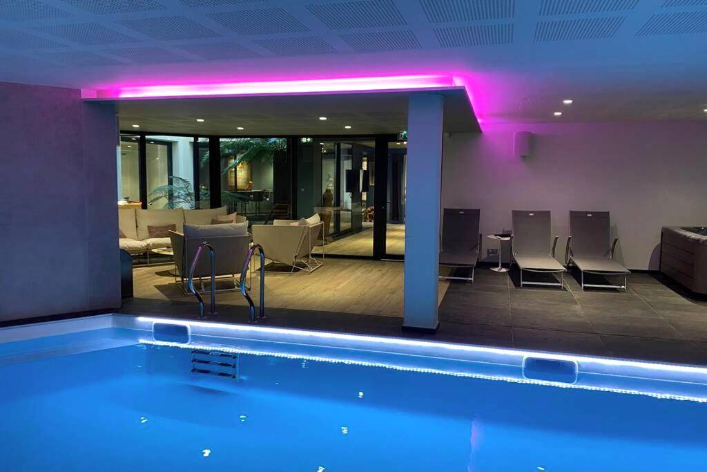 Piscine intérieure chauffée avec transats - Appartement d'exception avec vue mer