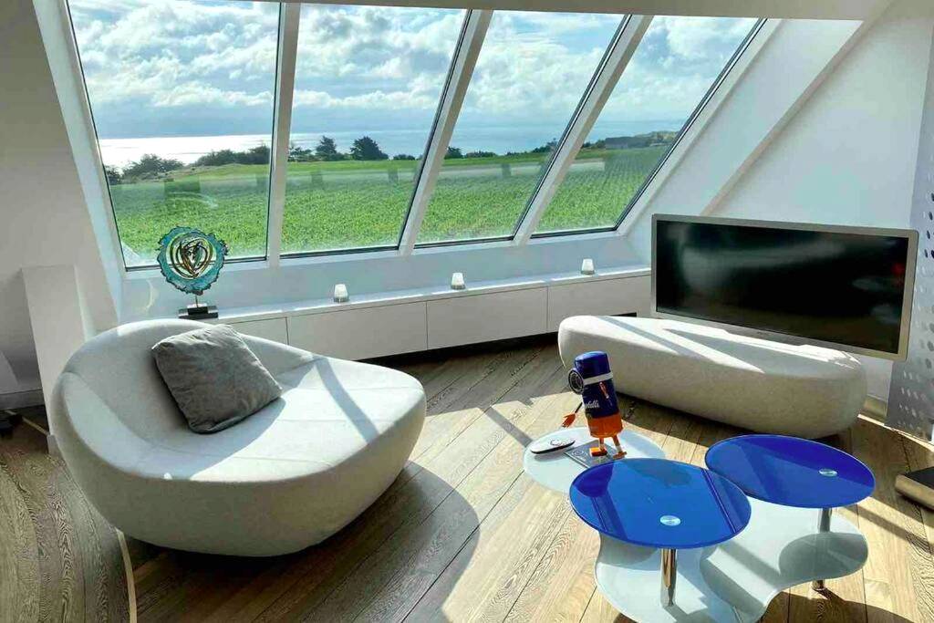 Salon design avec vue panoramique sur mer - Appartement d'exception avec vue mer