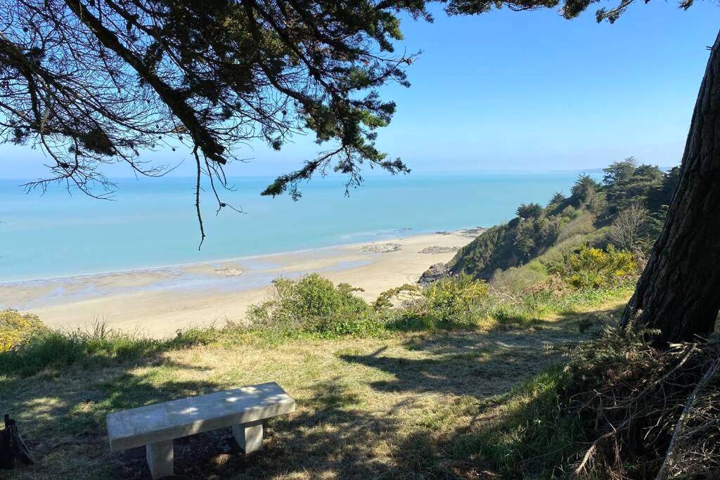 Banc en pierre face à la mer et la plage - Appartement d'exception avec vue mer