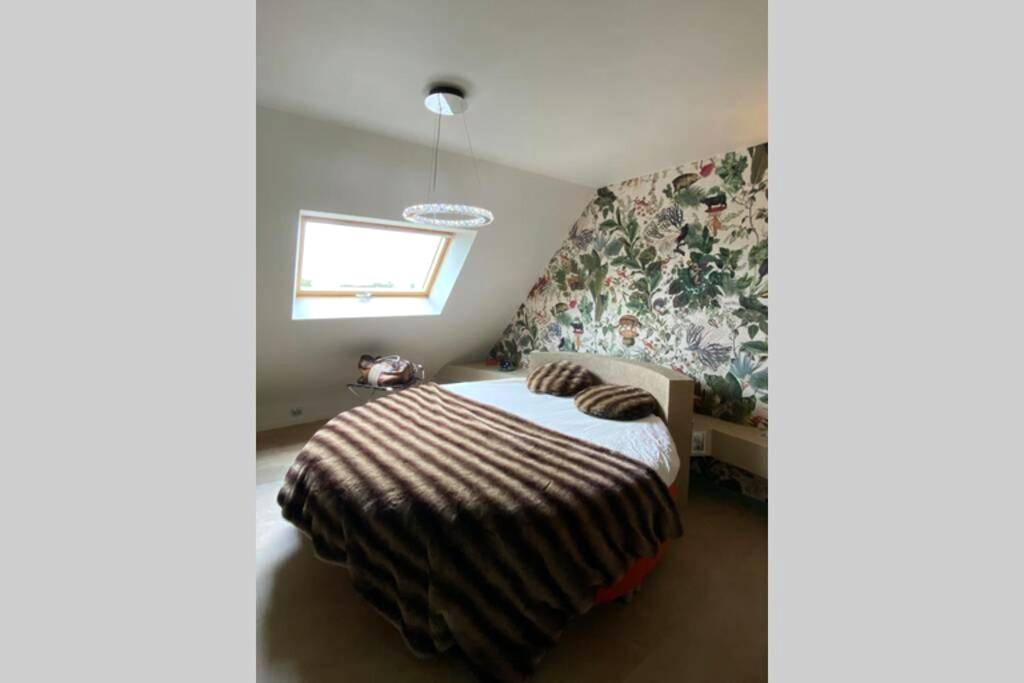 Lit rond avec jeté de lit en fourrure - Appartement d'exception avec vue mer