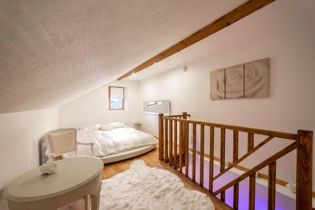 Vue interieure - L'AppartOsé, triplex jacuzzi, love room Aix - les - Bains