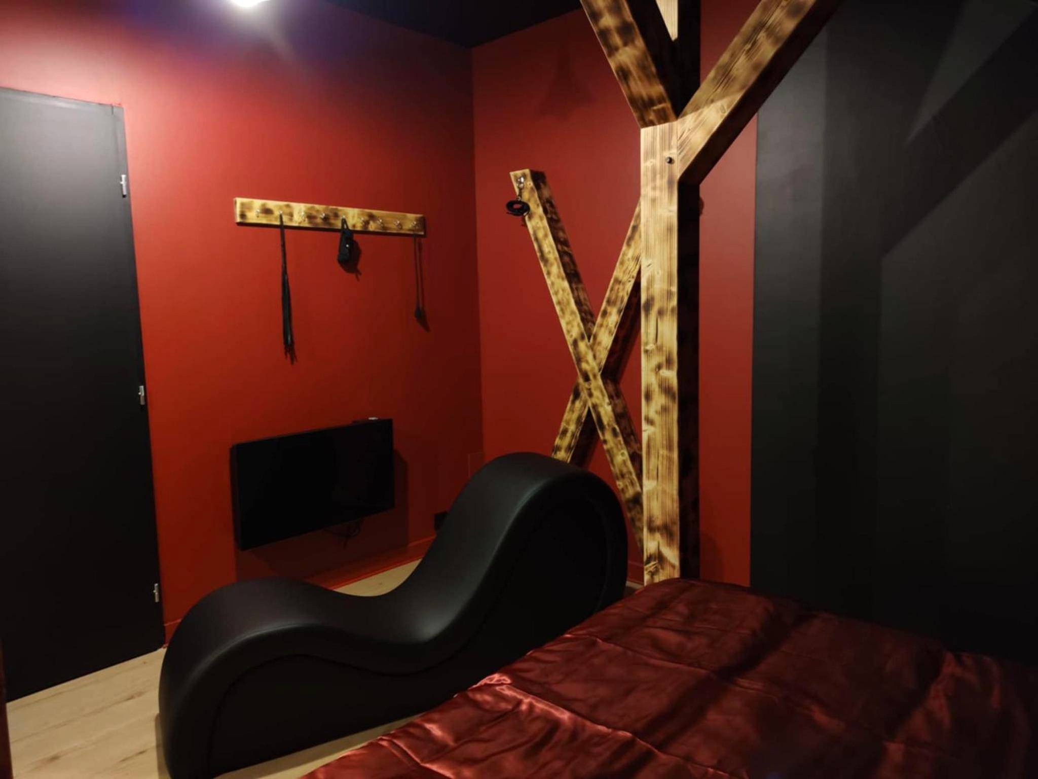 Divan tantrique et croix de Saint - André en bois - La Love room
