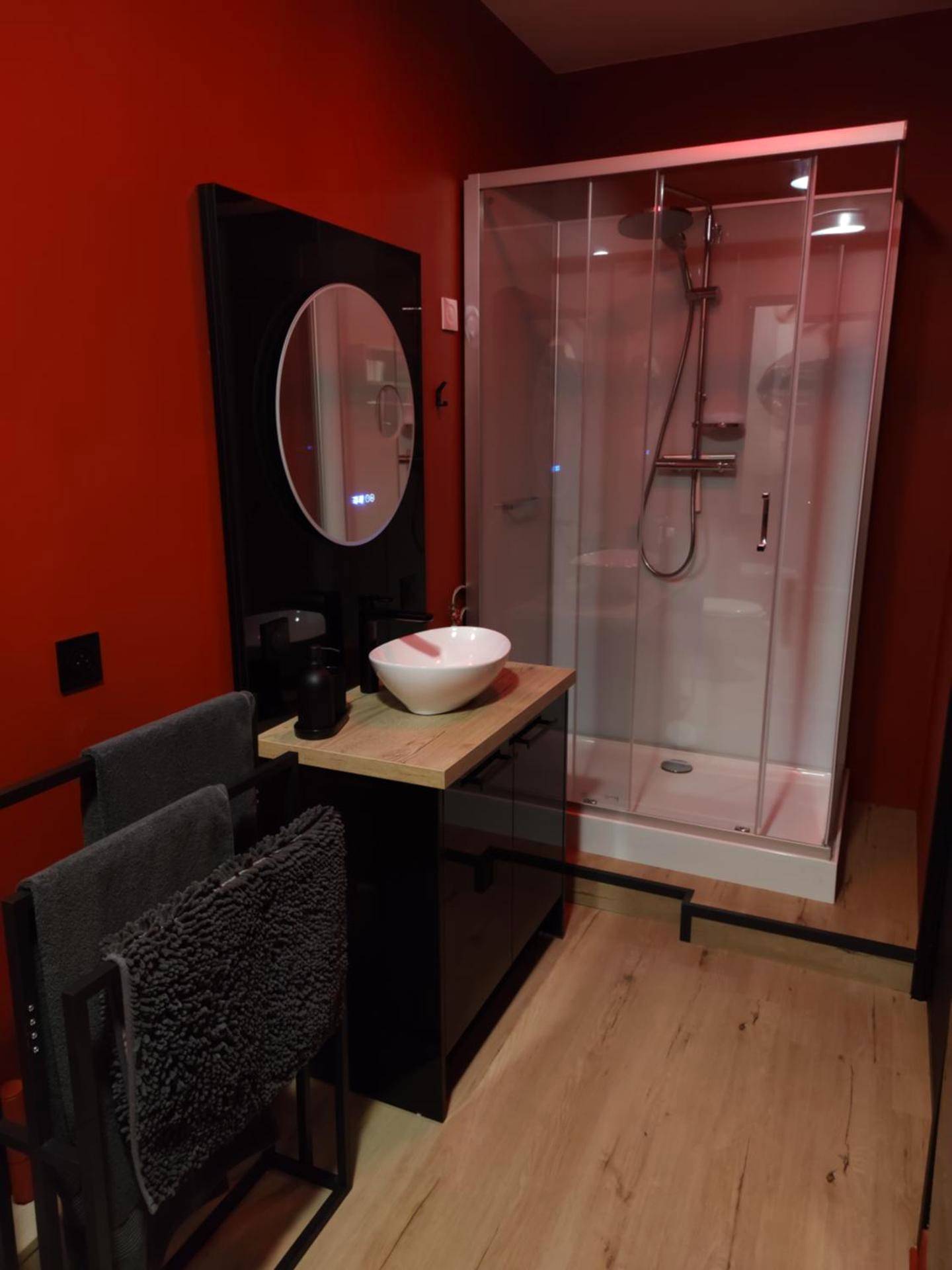 Salle d'eau moderne avec douche et vasque - La Love room