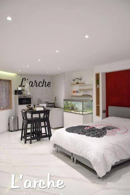 Lit double et coin repas dans loft moderne - L'Arche Loft nid douillet - L'Arche Loft nid douillet - Spa privatif