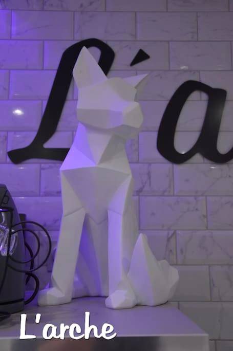 Statue de chien design en origami blanc - L'Arche Loft nid douillet - L'Arche Loft nid douillet - Spa privatif