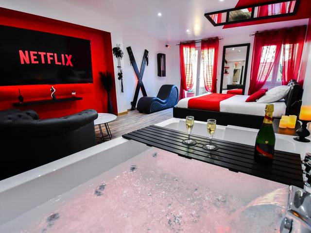 Baignoire balnéo avec champagne et écran géant - Love Room La Seyne - sur - Mer - L'Arena - Love Room, Jacuzzi