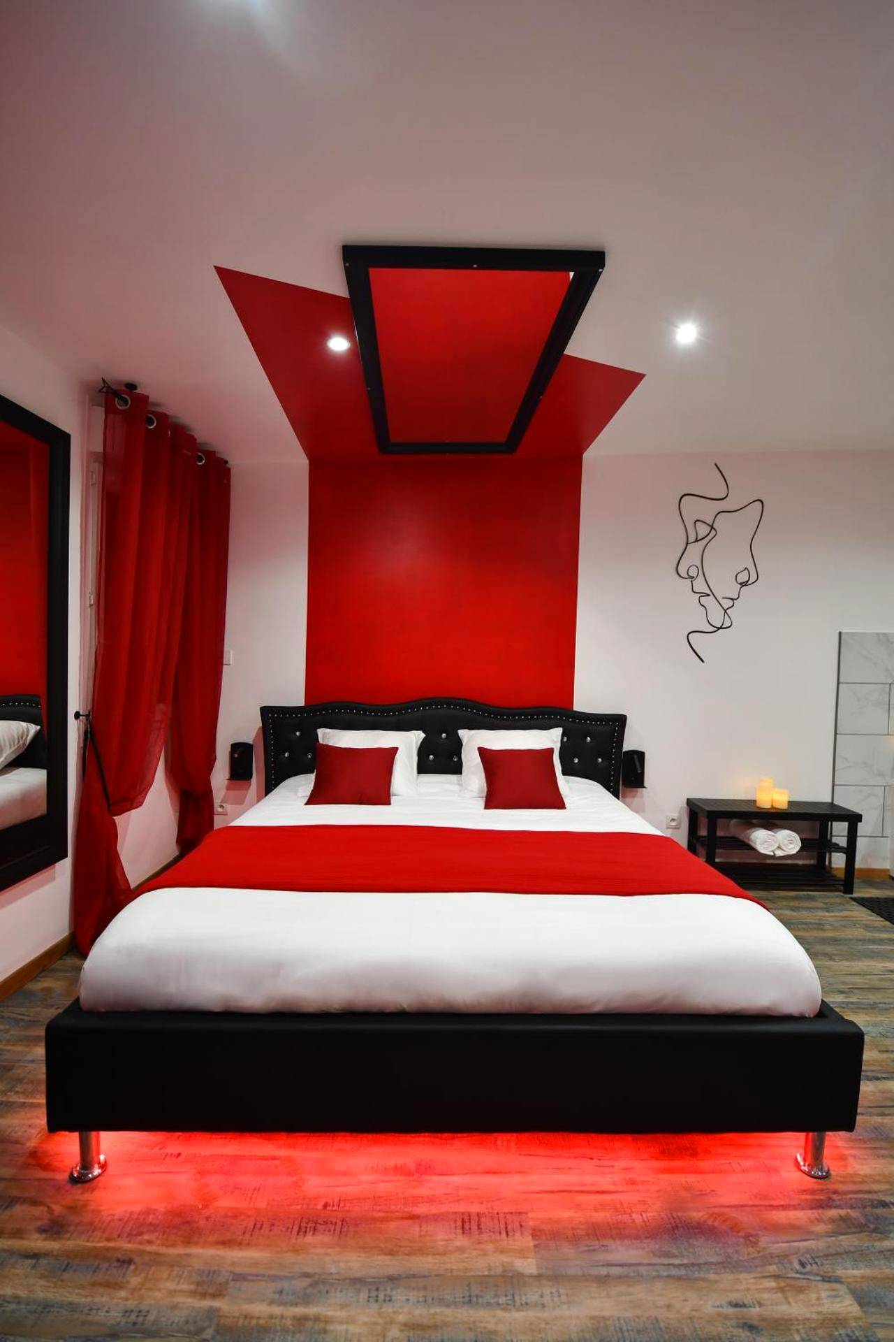 Lit double avec éclairage LED rouge au sol - L'Arena - Love Room, Jacuzzi