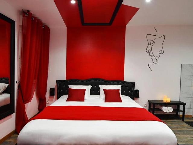 Lit double avec éclairage LED rouge au sol - L'Arena - Love Room, Jacuzzi