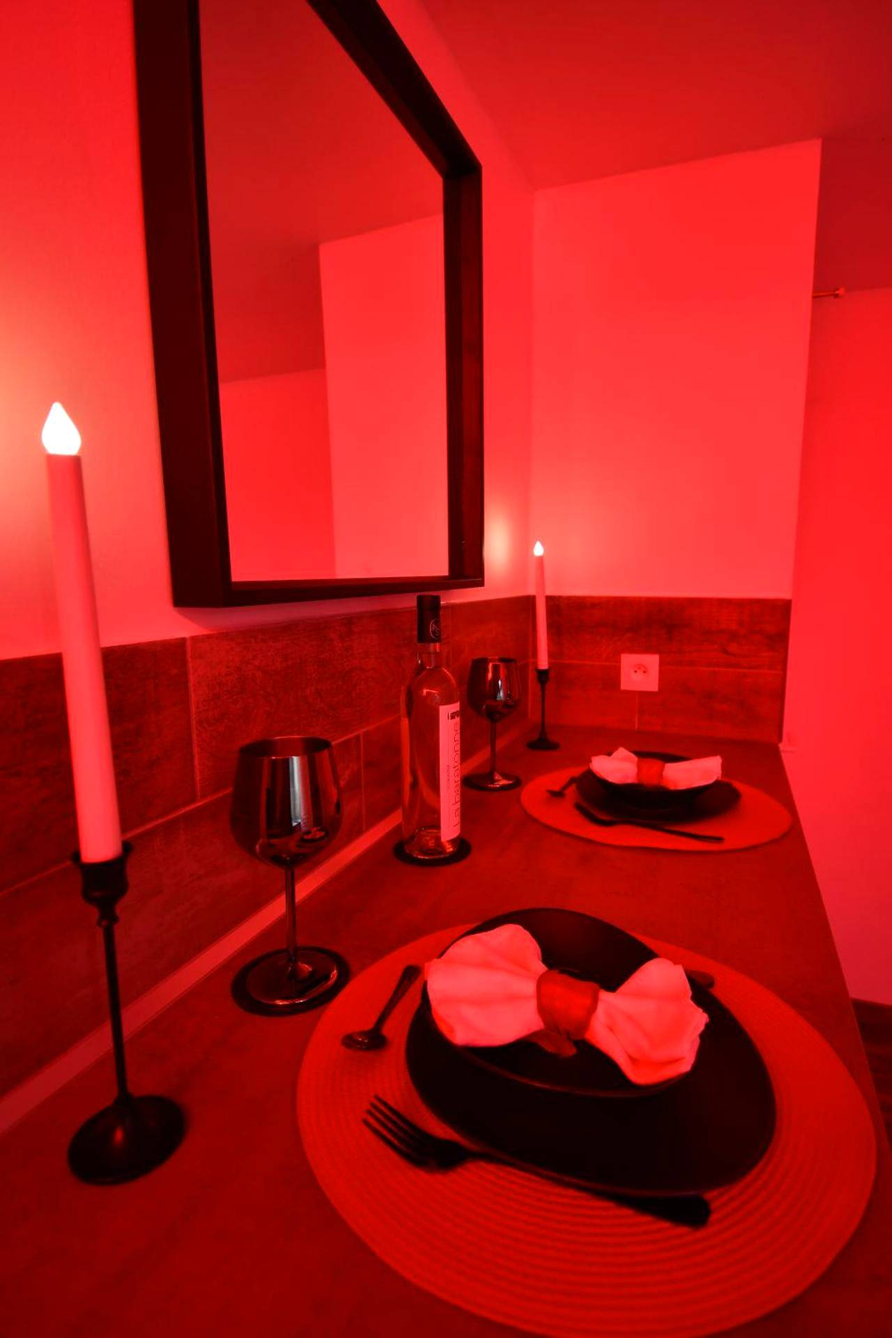 Photo du logement - L'Arena - Love Room, Jacuzzi - La Seyne - sur - Mer