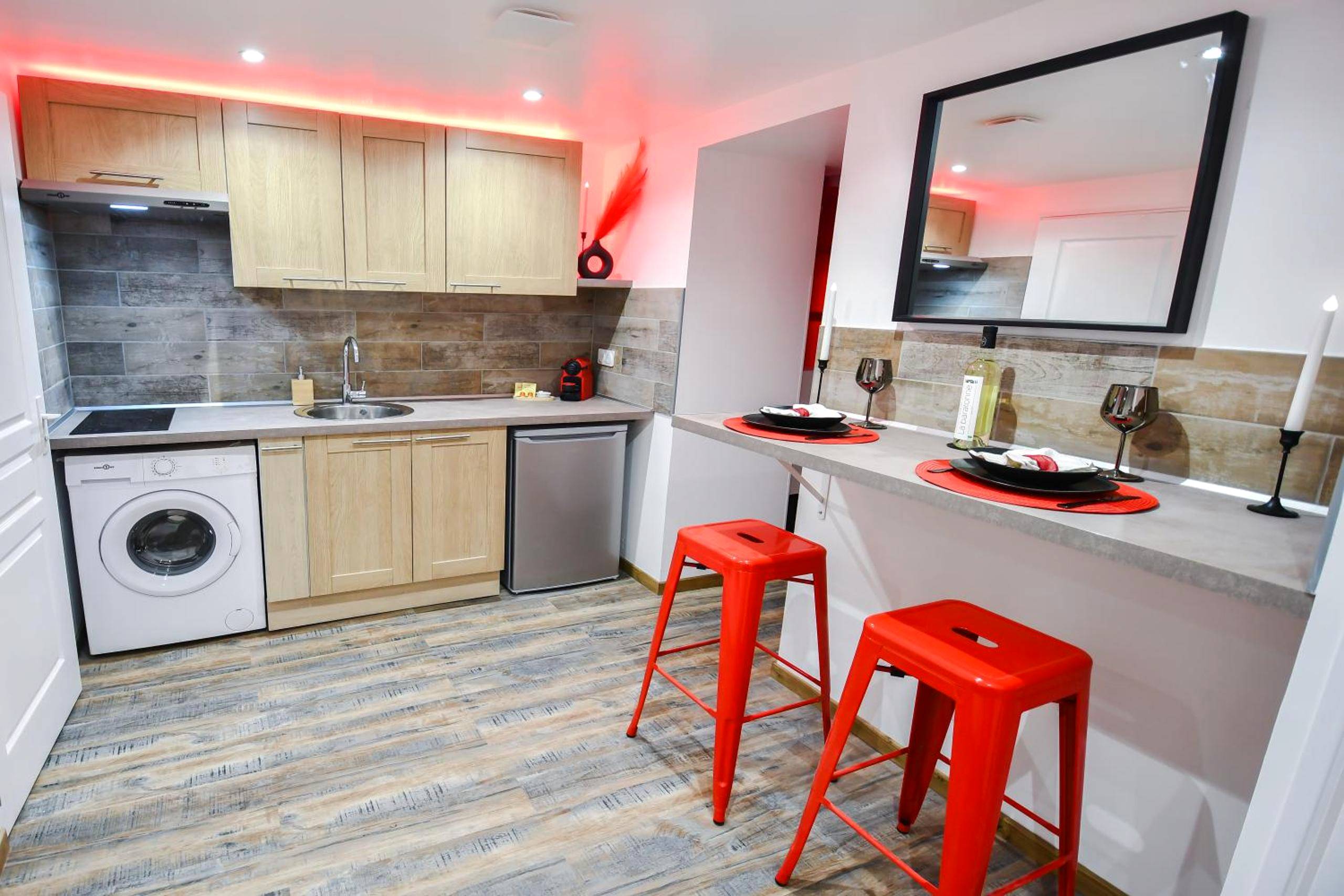 Cuisine équipée avec coin repas et miroir - L'Arena - Love Room, Jacuzzi