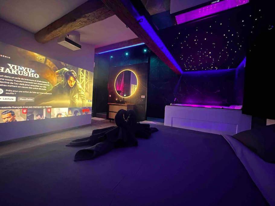 Vidéoprojecteur et jacuzzi sous ciel étoilé - Love Room Nîmes - L’arène des plaisirs - love room