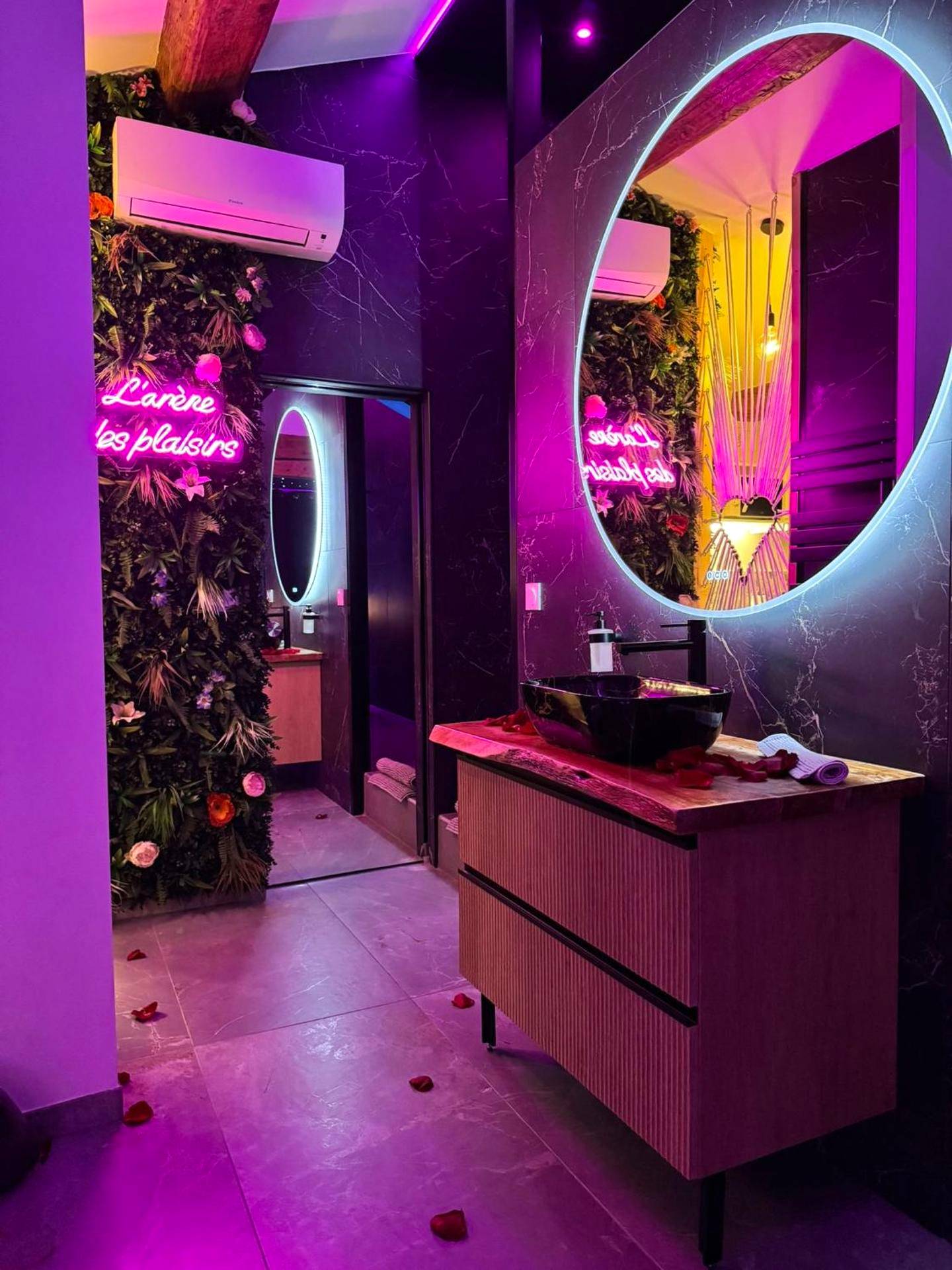 Meuble vasque bois et mur végétal lumineux - L’arène des plaisirs - love room