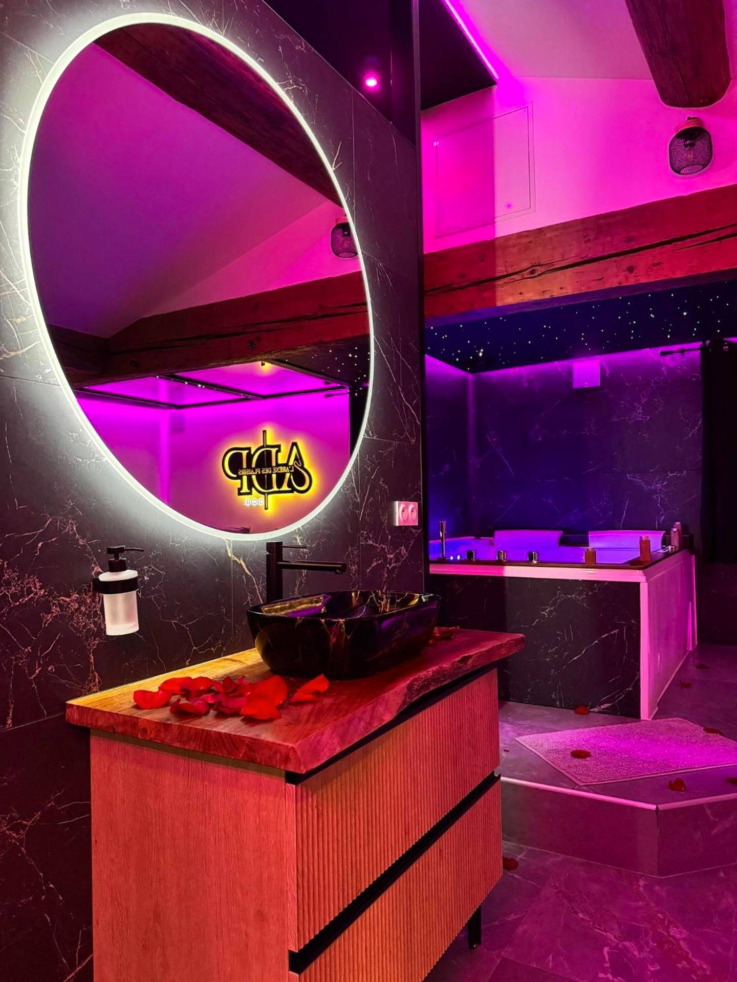 Miroir rond rétroéclairé et jacuzzi privatif - L’arène des plaisirs - love room