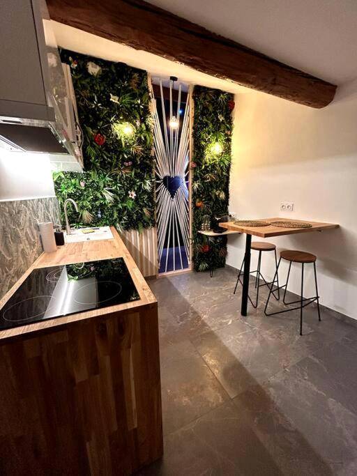 Cuisine équipée et coin repas avec tabourets - L’arène des plaisirs - love room