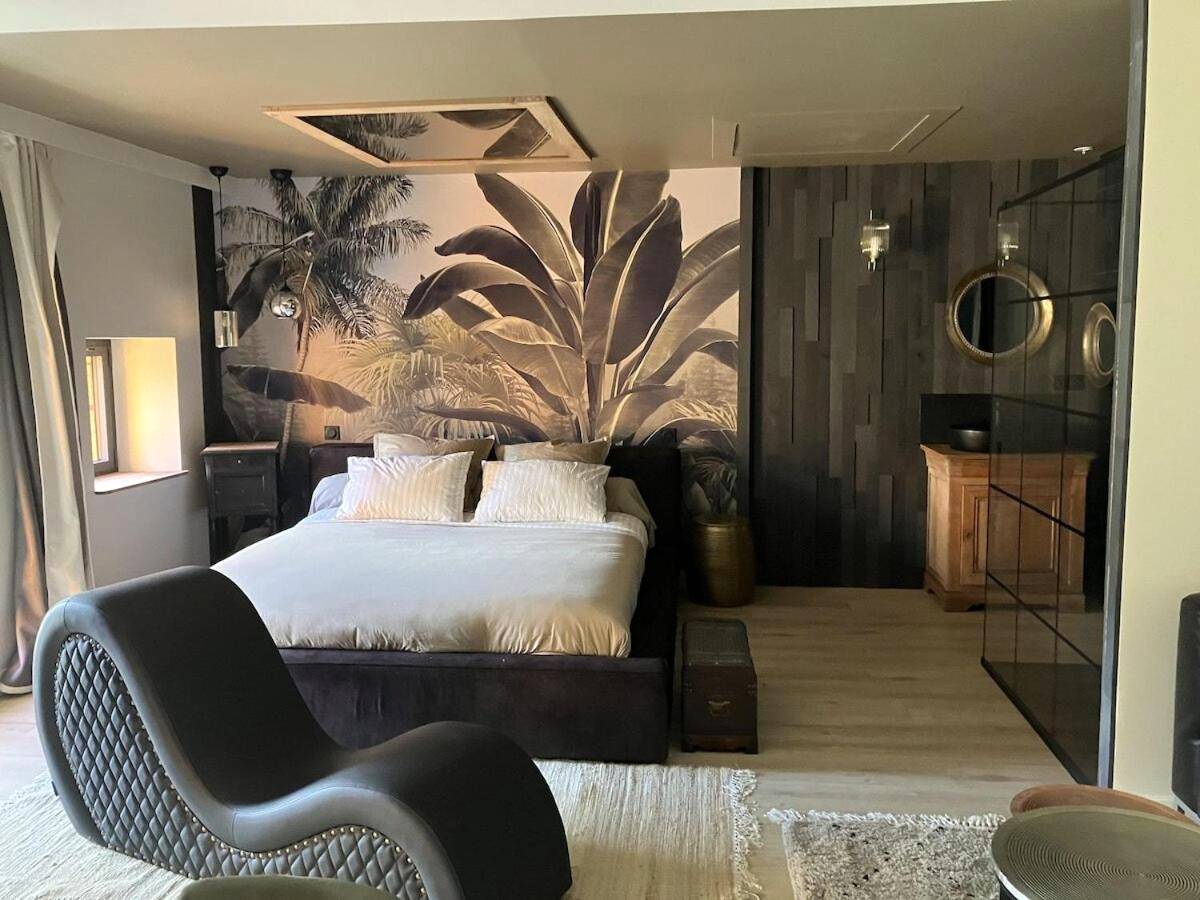 Lit double avec fresque tropicale et sofa tantra - Love Room Pluméliau - L'Arôme