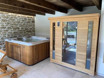 Espace bien - être avec jacuzzi et sauna en bois - L'Arôme