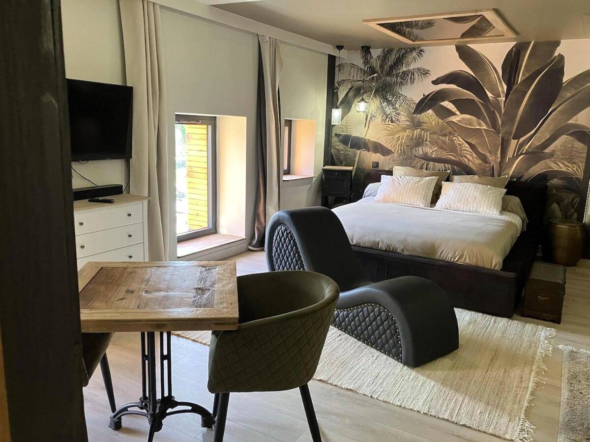 Chambre avec coin repas et fauteuil de massage - L'Arôme