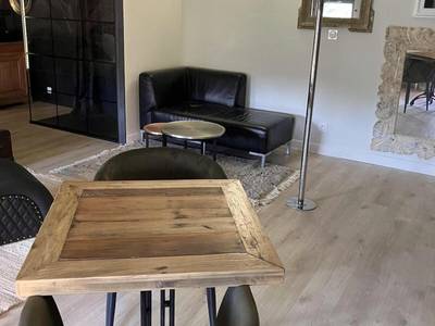 Salon avec barre de pole dance et miroirs dorés - L'Arôme