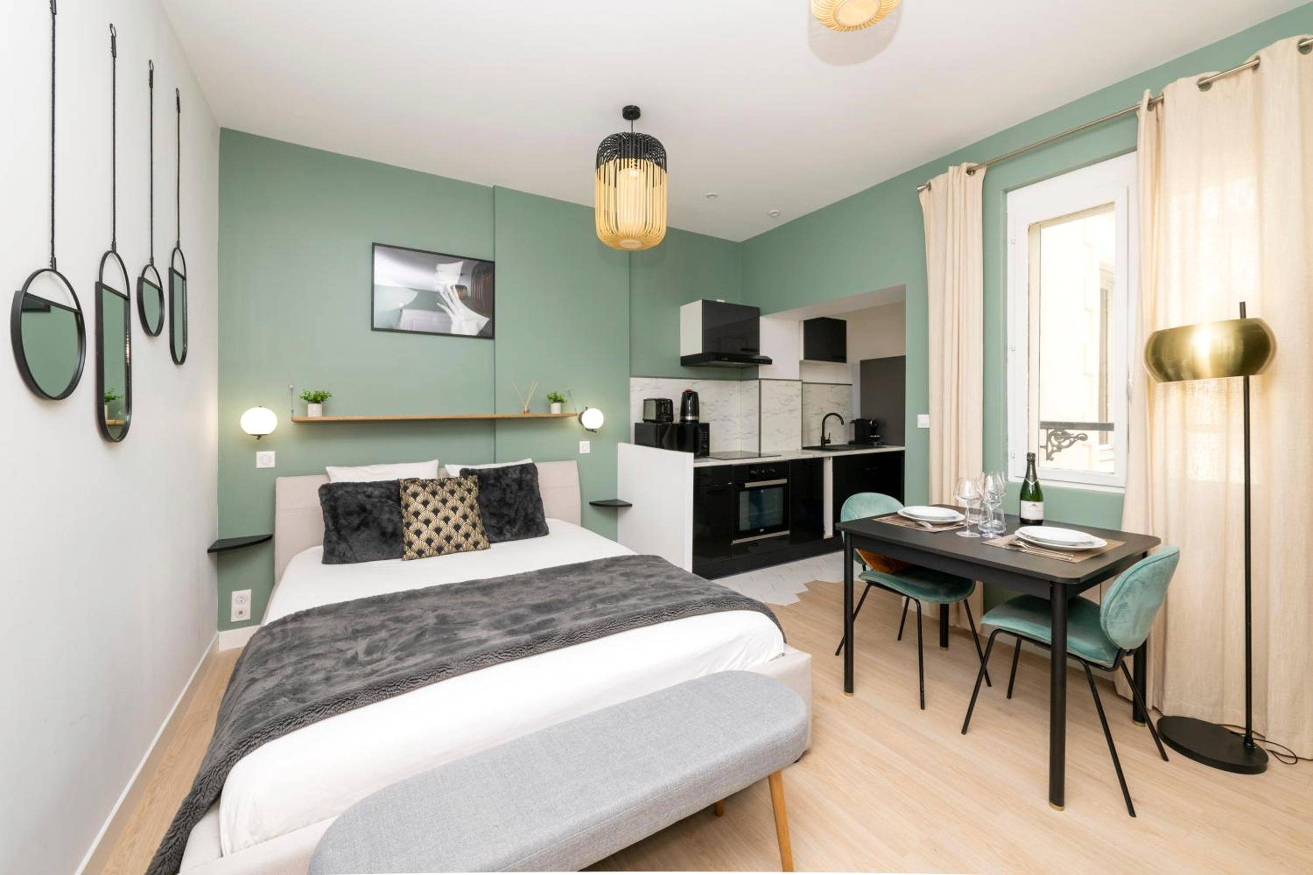 Chambre avec lit double et coin cuisine - Art Déco Champagne & Spa