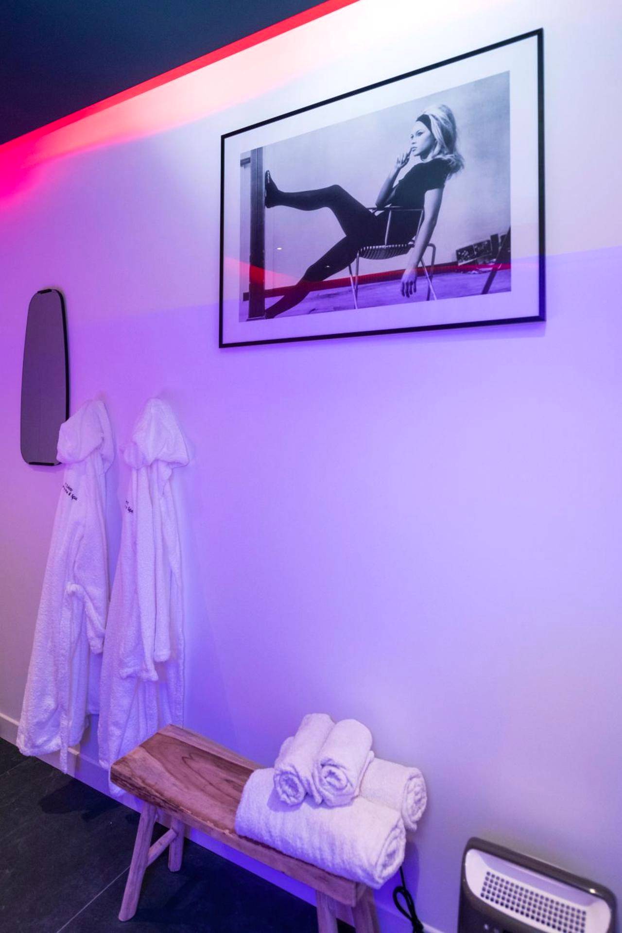 Peignoirs blancs et serviettes sur banc en bois - Art Déco Champagne & Spa