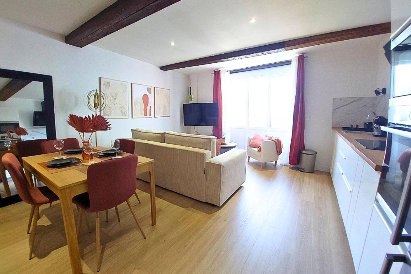 Espace salon avec canapé et cuisine équipée - ArtGold * Logement Haut de gamme Spa