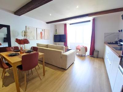 Espace salon avec canapé et cuisine équipée - ArtGold * Logement Haut de gamme Spa