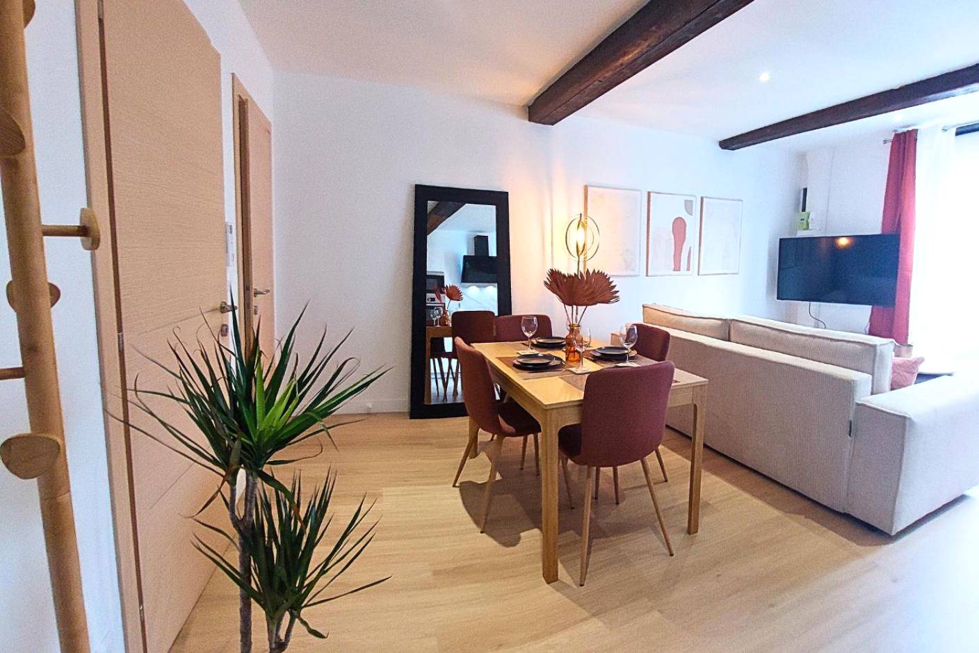 Table à manger dressée et coin séjour - ArtGold * Logement Haut de gamme Spa