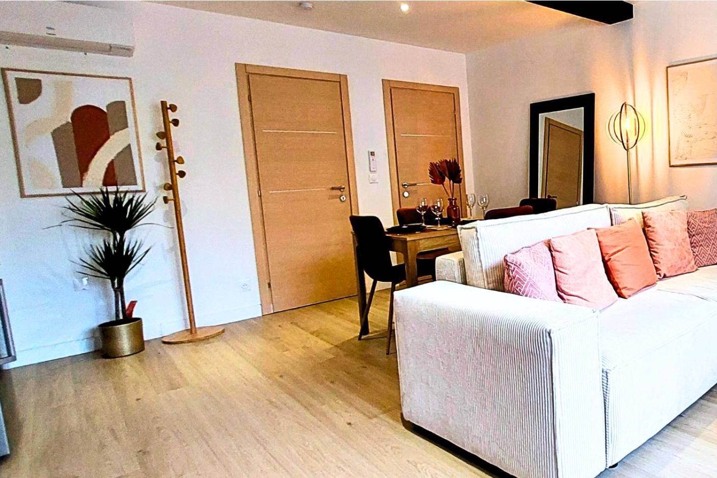 Canapé avec coussins roses et décoration murale - ArtGold * Logement Haut de gamme Spa